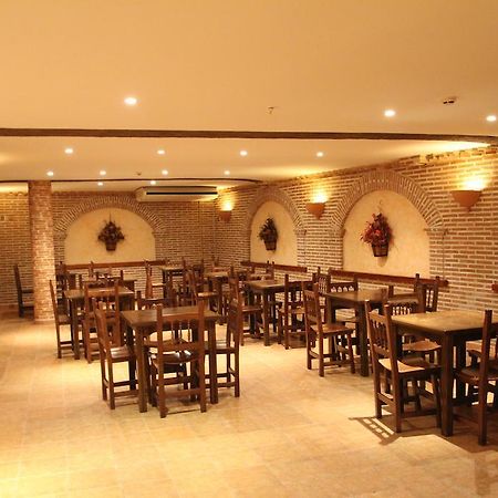 Hostal Restaurante Cuatro Caminos Calera y Chozas Exterior photo